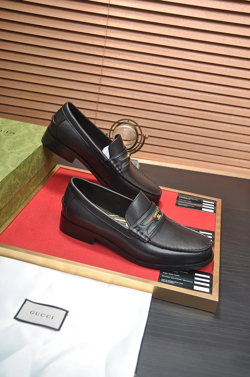 Men's shoes💰580💶Italy's top luxury men's shoe giant (GUCCI) (Gucci) (full cowhide lining) new arrival🍃Original European style🔰 Pleasant to the eye😍In order to make the shoes more durable and non-deformable🌀The production continues to follow traditional methods but there is still no lack of innovation💪Choose original sheepskin for the leather♻️ Smooth and natural And extra bright ⭐Made of imported cowhide, the first choice of rich people 38-45 (45 customized)